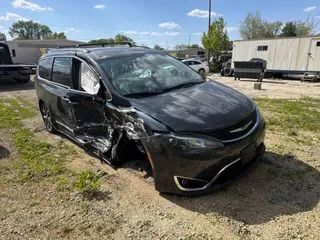 2019 Chrysler Pacifica Limited - Primary Damage Right Image